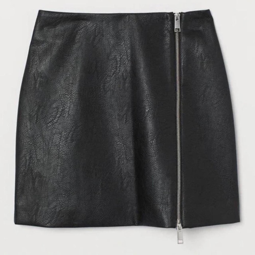 H&M divided faux leather mini skirt with 2 way front zipper, size 0